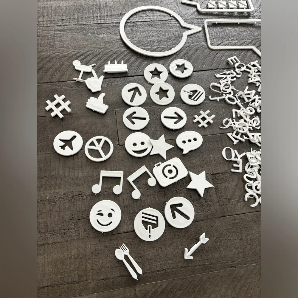 Target Felt Letterboard with Letters, Symbols & Speech Bubbles